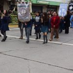 Desfile anual de colegios en conmemoración de las Glorias Navales